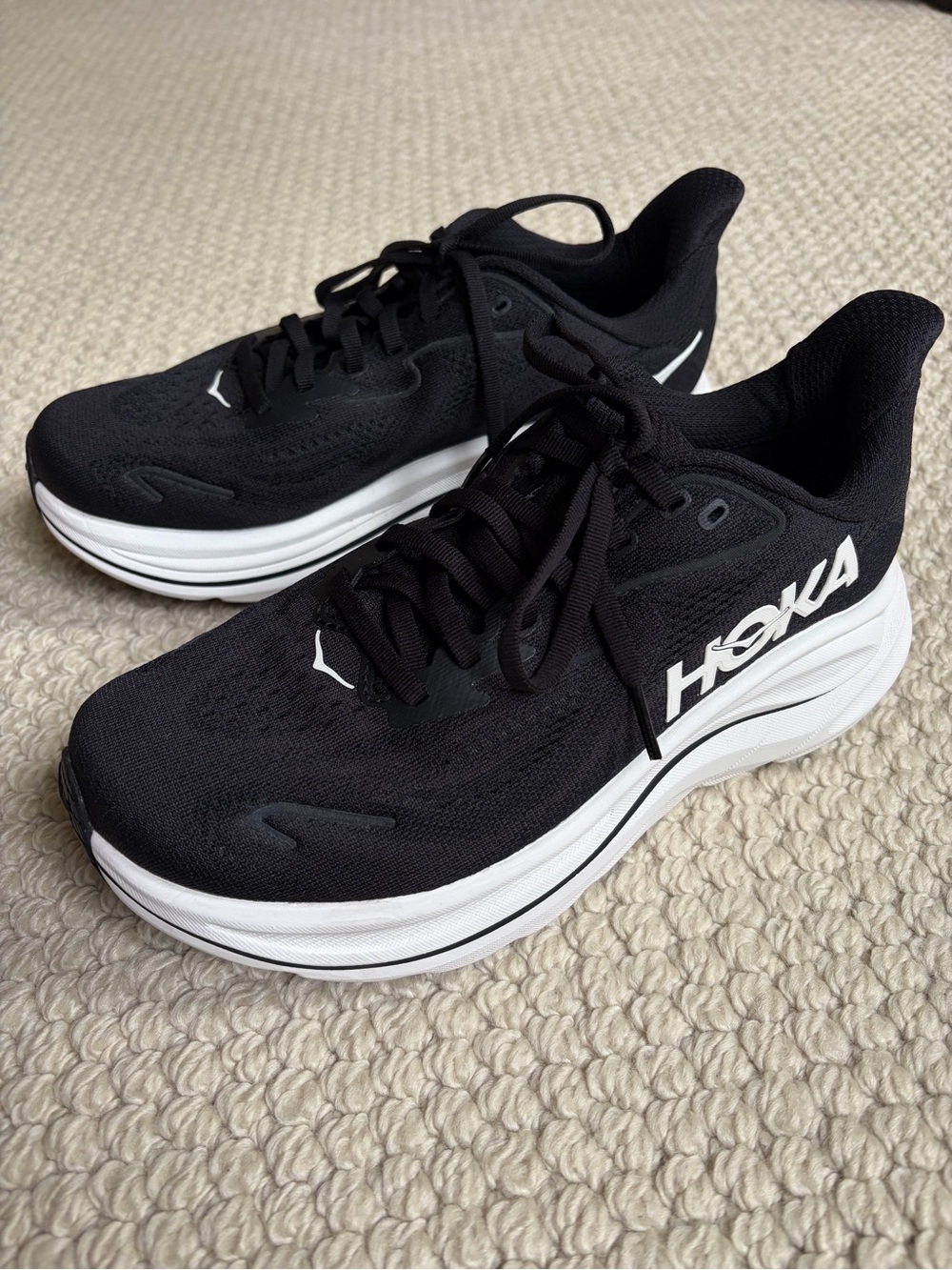 Hoka Clifton 10 Black and White Athletic Running Shoes - size 7 2E - Picture 2 of 9